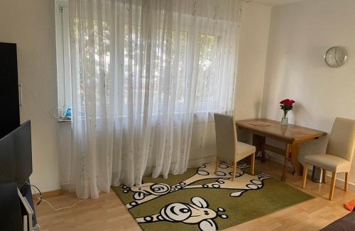 Eschersheim Casa | Big spacy Room for 2 person,close to trade fair, free parking, supermarket near