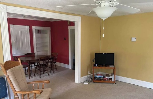 St. Johnsbury Center Apartamento | Big, sunny and simple.