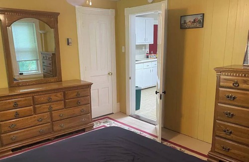 St. Johnsbury Center Apartamento | Big, sunny and simple.