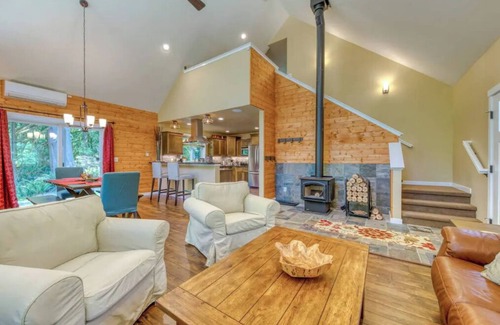 Welches Cabina | Big Tree Retreat: Secluded cabin with hot tub, river views & woodstove