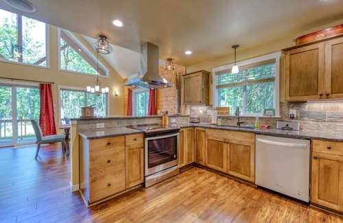 Welches Cabina | Big Tree Retreat: Secluded cabin with hot tub, river views & woodstove