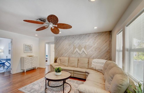 Lake Worth Casa | Big vacation home with POOL, BBQ - 9min to BEACH