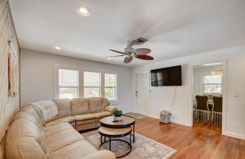 Lake Worth Casa | Big vacation home with POOL, BBQ - 9min to BEACH