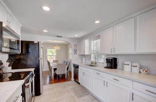 Lake Worth Casa | Big vacation home with POOL, BBQ - 9min to BEACH