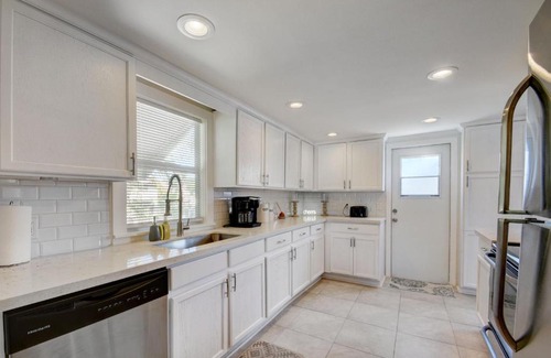 Lake Worth Casa | Big vacation home with POOL, BBQ - 9min to BEACH