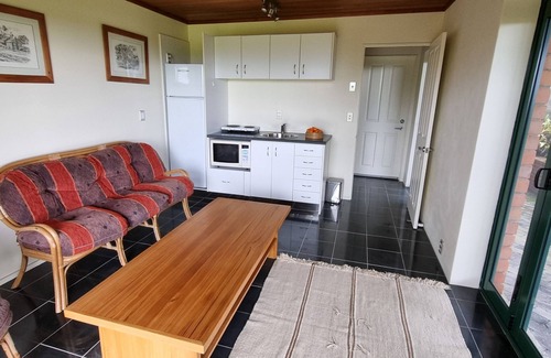 Pataua South Apartamento | Big views and spaces to play. 2 bedroom apartment plus double studio. Boat park