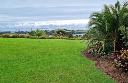 Pataua South Apartamento | Big views and spaces to play. 2 bedroom apartment plus double studio. Boat park