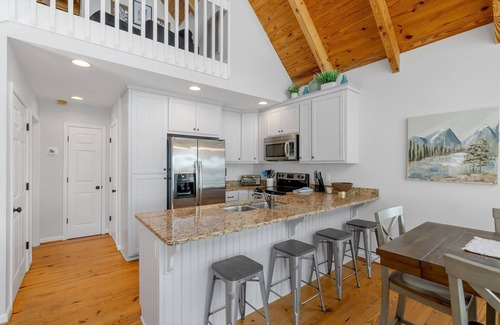 Seneca Casa | BIG WATER VIEWS from this waterfront home on Lake Keowee. Close to Clemson.
