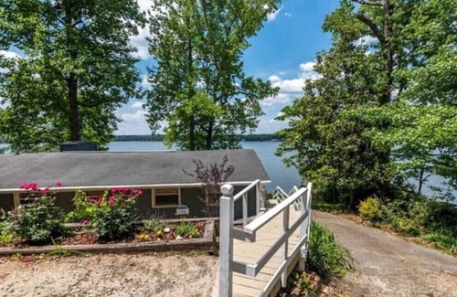 Valley Casa | Big Water Views on Lake Harding!