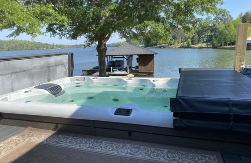 Jackson Casa | Lujosa casa frente al lago en aguas profundas (con opc. Apartamento y tercer baño)