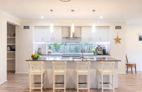 Nelson Bay Casa | Big Wave At Shoal Bay 8 Achilles St large home with ducted air con Wi Fi and Linen