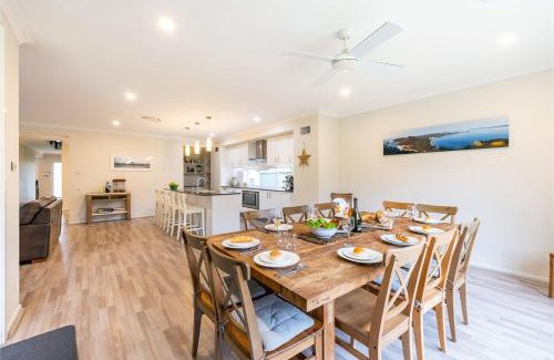 Nelson Bay Casa | Big Wave At Shoal Bay 8 Achilles St large home with ducted air con Wi Fi and Linen