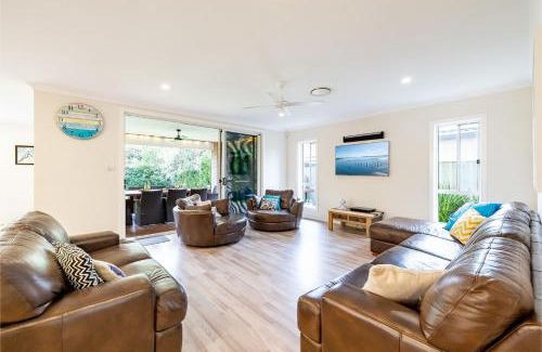Nelson Bay Casa | Big Wave At Shoal Bay 8 Achilles St large home with ducted air con Wi Fi and Linen