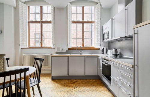 Castle Baynard Apartamento | Big Windows City Apt wth High Ceiling nr Blackfriars stn, by Blueground