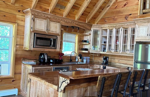 Benezette Casa | Big windows house + 5 bedrooms +Wifi+ dishwasher+ kitchen+ patio+ firepit