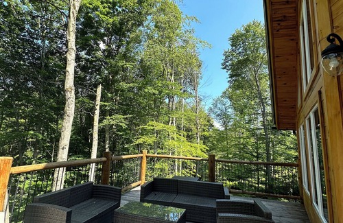 Benezette Casa | Big windows house + 5 bedrooms +Wifi+ dishwasher+ kitchen+ patio+ firepit