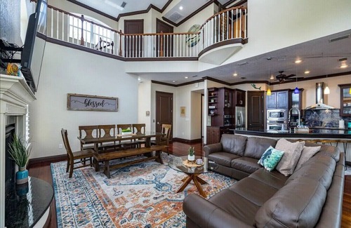 Weeki Wachee Gardens Casa | Bigfoot Bungalow -Enjoy being directly on the clear waters of Weeki Wachee River