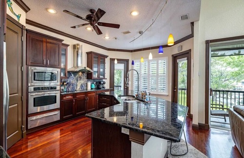 Weeki Wachee Gardens Casa | Bigfoot Bungalow -Enjoy being directly on the clear waters of Weeki Wachee River