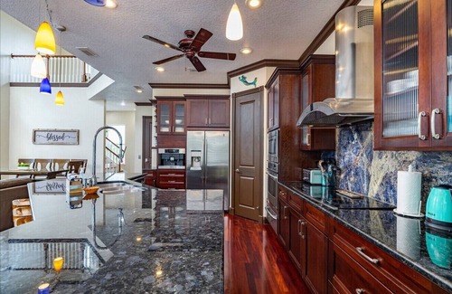 Weeki Wachee Gardens Casa | Bigfoot Bungalow -Enjoy being directly on the clear waters of Weeki Wachee River