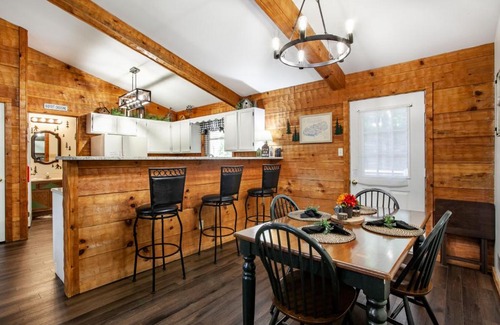 Townsend Casa | Bigfoot Haven-JacuzziTub, Fireplace, Seen on HGTV!