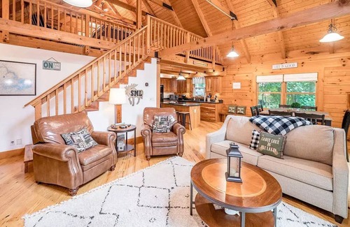 Westlake Corner Casa | Bigfoot's Mountain Bungalow - Cozy Lakefront Cabin: King Suites / Arcades / Dock