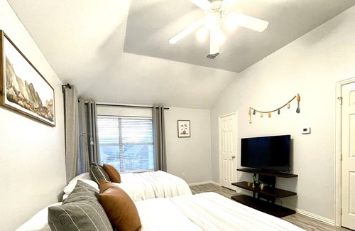 Garland Casa | BIGgroup, King Beds, BoardGames, 3 Mins to Mall, Natatorium, Near Highways