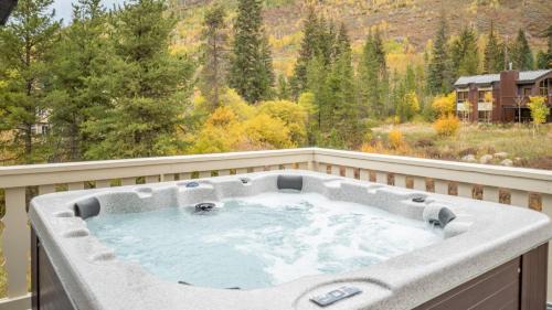 Vail Casa | Bighorn by AvantStay Spacious Ski Cabin w Sprawling Porch Views Hot Tub