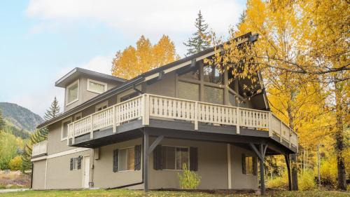 Vail Casa | Bighorn by AvantStay Spacious Ski Cabin w Sprawling Porch Views Hot Tub