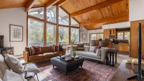Vail Casa | Bighorn by AvantStay Spacious Ski Cabin w Sprawling Porch Views Hot Tub