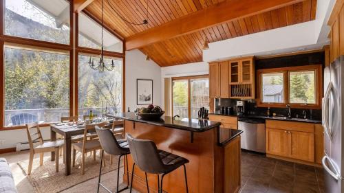 Vail Casa | Bighorn by AvantStay Spacious Ski Cabin w Sprawling Porch Views Hot Tub