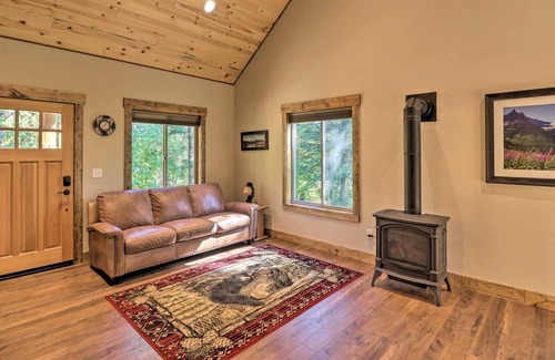 Bigfork Cabina | 'Bigsky' Cabin w/ Fire Pit, Walk to Fishing!