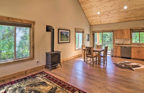 Bigfork Cabina | 'Bigsky' Cabin w/ Fire Pit, Walk to Fishing!