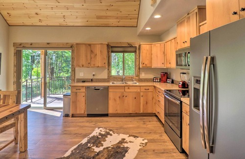 Bigfork Cabina | 'Bigsky' Cabin w/ Fire Pit, Walk to Fishing!