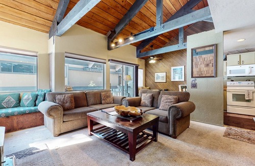 Majestic Pines Condominio | Bigwood 62 Quiet and Cozy in Forest Setting, with Garage Parking by RedAwning