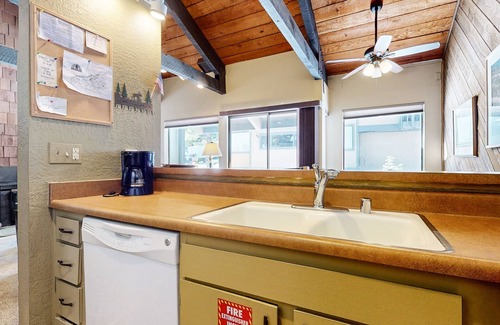 Majestic Pines Condominio | Bigwood 62 Quiet and Cozy in Forest Setting, with Garage Parking by RedAwning