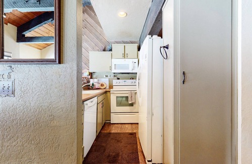 Majestic Pines Condominio | Bigwood 62 Quiet and Cozy in Forest Setting, with Garage Parking by RedAwning
