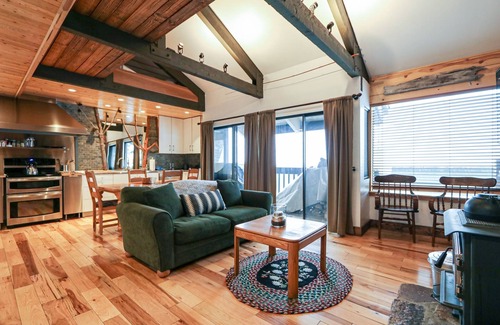 Majestic Pines Condominio | Bigwood 80 Remodeled, Private Washer Dryer, Close to Eagle Lodge by RedAwning
