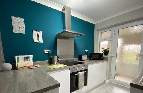 Driffield Casa | Bijou Abode::charming bungalow, quiet setting, gardens, private parking & cabin.