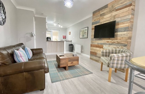 Driffield Casa | Bijou Abode::charming bungalow, quiet setting, gardens, private parking & cabin.