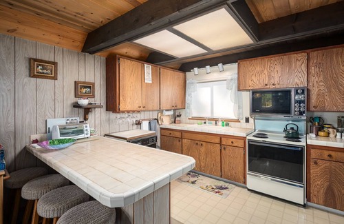 Tahoma Cabina | Bikes + Kayak Avail! Authentic Cabin in Friendly West Shore - "Mirthwood Den"