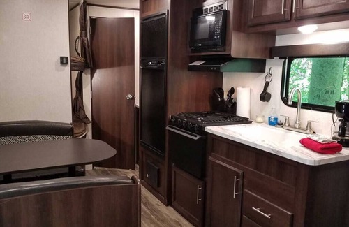 Helmsburg Alquiler De RV | 26 'Camper con vista al lago