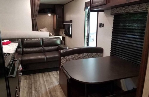 Helmsburg Alquiler De RV | 26 'Camper con vista al lago