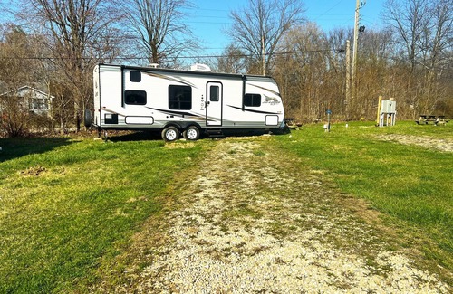 Helmsburg Alquiler De RV | 26 'Camper con vista al lago