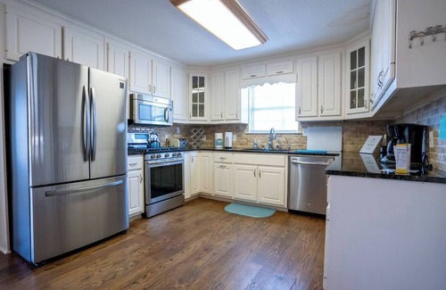 Lake Oconee Casa | Billiards, ping pong, foosball, and Lake Oconee waterfront.