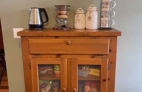 Mountain View Cabina | Billie’s Bunkhouse~Quiet location close to town!