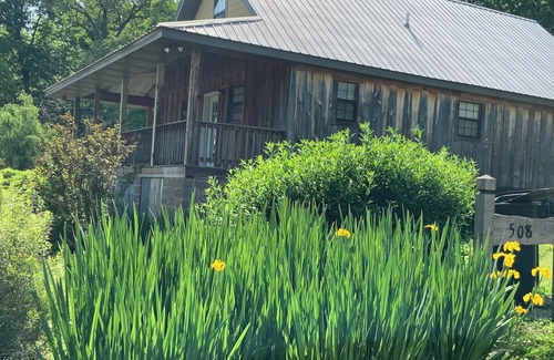 Mountain View Cabina | Billie’s Bunkhouse~Quiet location close to town!