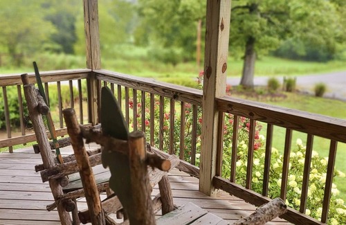 Mountain View Cabina | Billie’s Bunkhouse~Quiet location close to town!