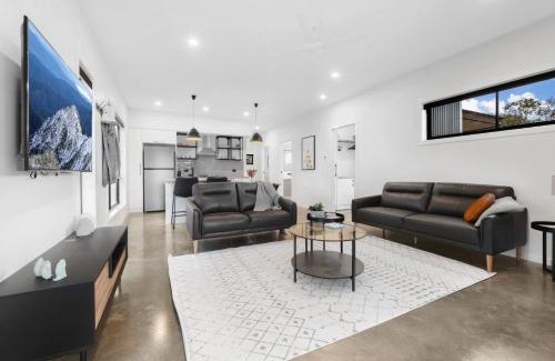 Hill Top Casa | Billy Button Retreat