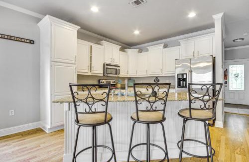 Biloxi Apartamento | Biloxi Condo with Community Pool about Half-Mi to Beach!