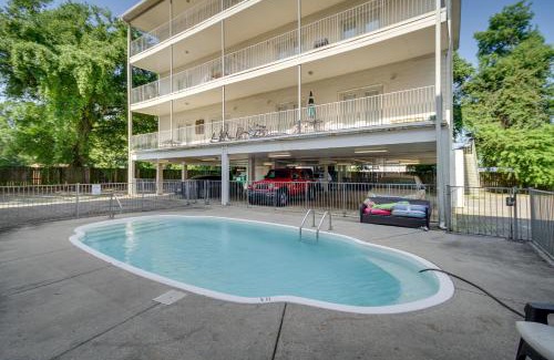 Biloxi Apartamento | Biloxi Condo with Community Pool about Half-Mi to Beach!